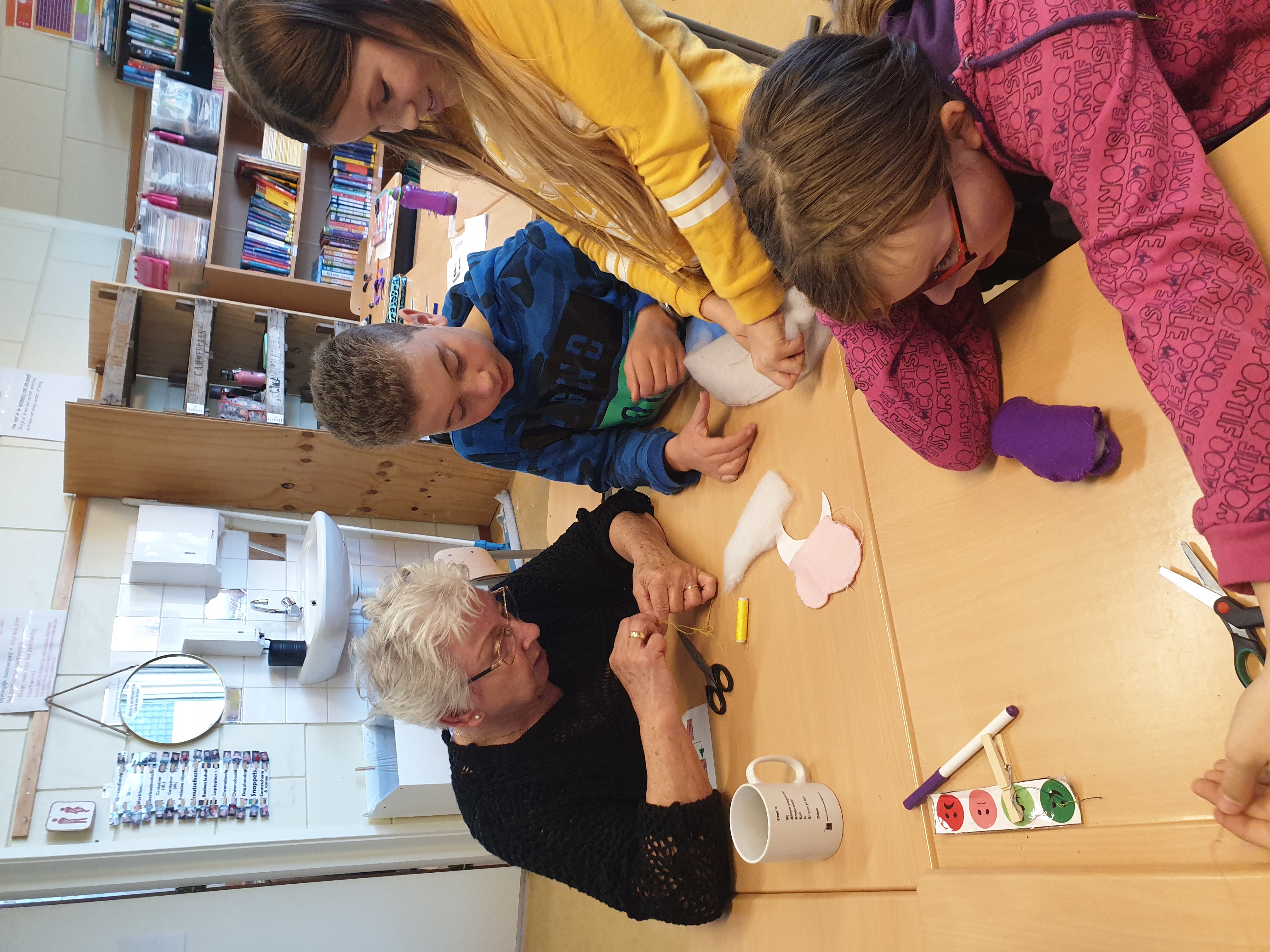 Naailes met behulp van een aantal oma's